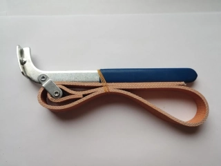 Přípravek pro uchycení rotoru zapalování a bubnu spojky